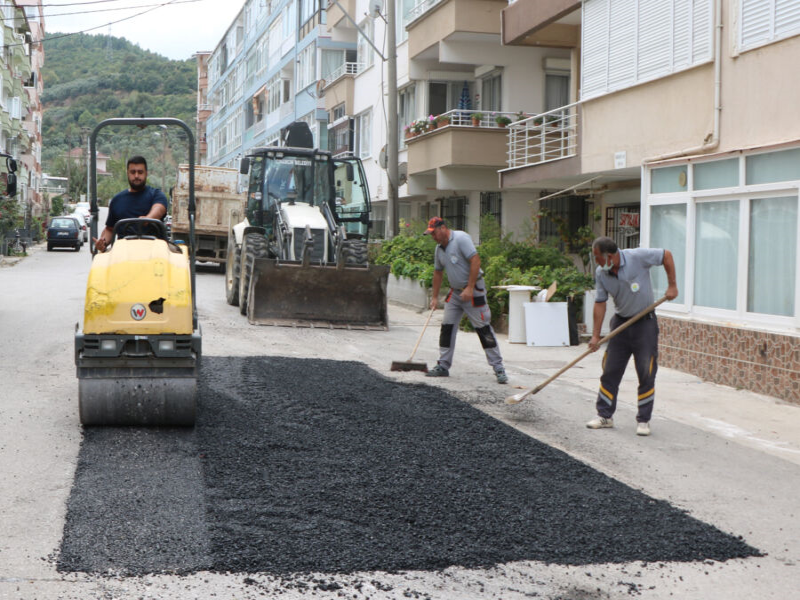 Çınarcık Belediyesi Zarar Gören Yolların Onarım Çalışmalarına Devam Ediyor